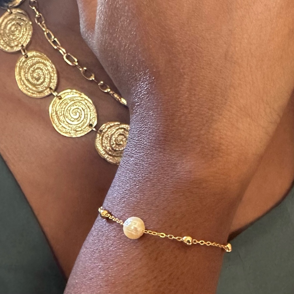 Handmade Single Freshwater Pearl Gold Chain Bracelet. One size 61/2 -81/2 inches